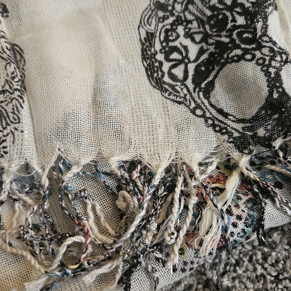 Scarf with Skulls - Picture 9 of 15
